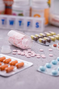 Çeşitli ilaçlar ve uyuşturucular. Tıp ve sağlık konsepti. İlaç ve uyuşturucunun çeşitliliği. Tıp ve sağlık konsepti. Reçete ve tedavi için çeşitli hastalıklar, kimya