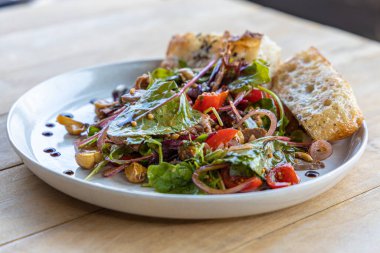 Et salatası, pastırma, yumurta, kızarmış ekmek, marul, salata sosu salata salatası salatanın arka planı kırsal alan manzarası