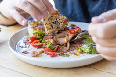 Et salatası, pastırma, yumurta, kızarmış ekmek, marul, salata sosu salata salatası salatanın arka planı kırsal alan manzarası