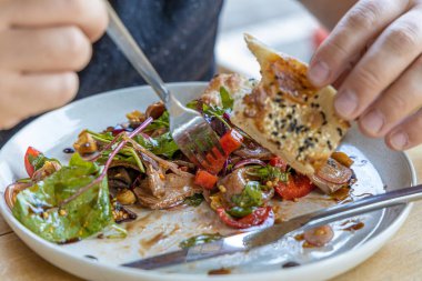 Et salatası, pastırma, yumurta, kızarmış ekmek, marul, salata sosu salata salatası salatanın arka planı kırsal alan manzarası