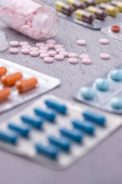 Çeşitli ilaçlar ve uyuşturucular. Tıp ve sağlık konsepti. İlaç ve uyuşturucunun çeşitliliği. Tıp ve sağlık konsepti. Reçete ve tedavi için çeşitli hastalıklar, kimya