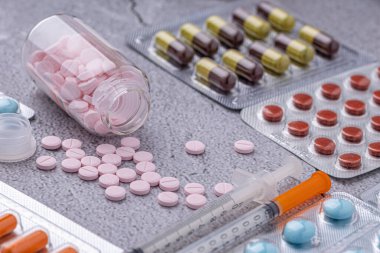 Çeşitli ilaçlar ve uyuşturucular. Tıp ve sağlık konsepti. İlaç ve uyuşturucunun çeşitliliği. Tıp ve sağlık konsepti. Reçete ve tedavi için çeşitli hastalıklar, kimya