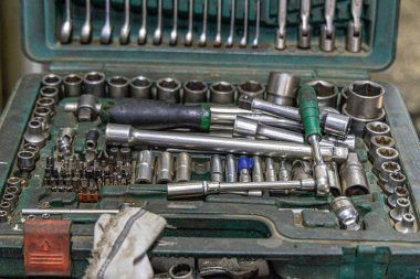 Her erkeğin garajındaki farklı araçların ve parçaların yakın çekim fotoğrafları. Otomatik kontrol ve araba servisi konsepti. Farklı araçlar, özellikle anahtarlar..