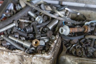 Her erkeğin garajındaki farklı araçların ve parçaların yakın çekim fotoğrafları. Otomatik kontrol ve araba servisi konsepti. Farklı araçlar, özellikle anahtarlar..