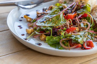 Et salatası, pastırma, yumurta, kızarmış ekmek, marul, salata sosu salata salatası salatanın arka planı kırsal alan manzarası