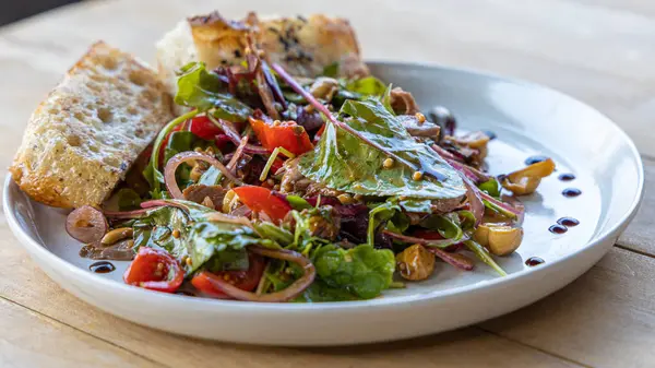 Et salatası, pastırma, yumurta, kızarmış ekmek, marul, salata sosu salata salatası salatanın arka planı kırsal alan manzarası