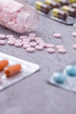 Çeşitli ilaçlar ve uyuşturucular. Tıp ve sağlık konsepti. İlaç ve uyuşturucunun çeşitliliği. Tıp ve sağlık konsepti. Reçete ve tedavi için çeşitli hastalıklar, kimya