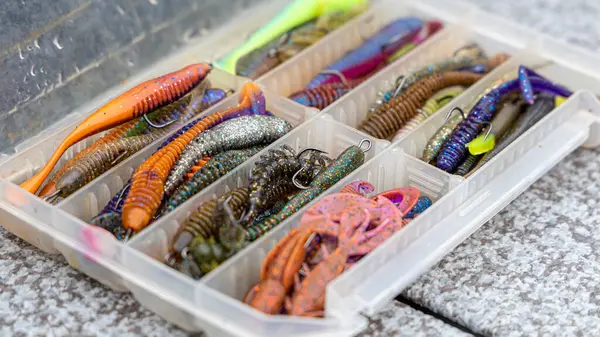 Balıkçılık takımları ve balık avlama yemi kutuda. Klasik Renkli Balık yemi, Güzel Arkaplan dijital görüntüsü. Gün batımında gölde balık avı. Balıklama arkaplanı