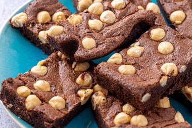 Ev yapımı çikolatalı kek fotoğrafçılığı. Köy arka planının en üst görüntüsü. Zengin çikolatalı brownie, yoğun dokusunu ve parlak yüzeyini sergiliyor, profesyonel yemek fotoğrafçılığı, tepeden tırnağa kompozisyon.