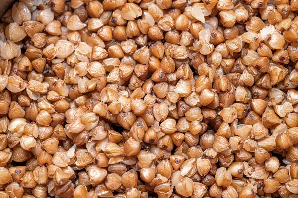 Lezzetli karabuğday lapası tabağı. Ahşap zemin üzerinde seramik kapta kaynamış karabuğday lapası..