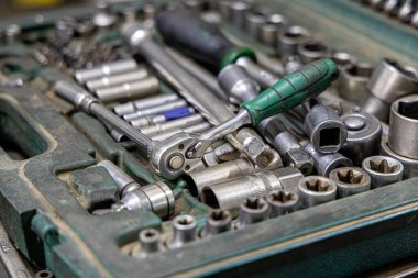 Her erkeğin garajındaki farklı araçların ve parçaların yakın çekim fotoğrafları. Otomatik kontrol ve araba servisi konsepti. Farklı araçlar, özellikle anahtarlar..