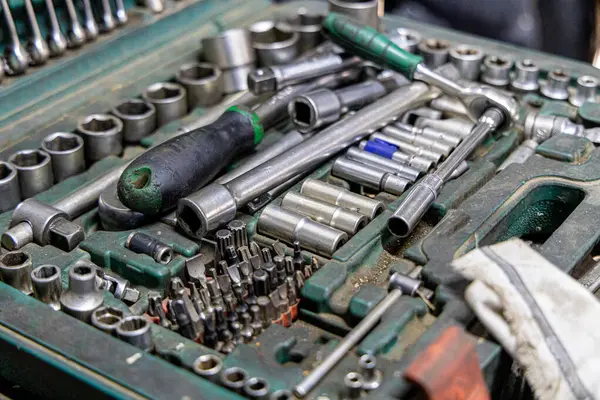 Her erkeğin garajındaki farklı araçların ve parçaların yakın çekim fotoğrafları. Otomatik kontrol ve araba servisi konsepti. Farklı araçlar, özellikle anahtarlar..