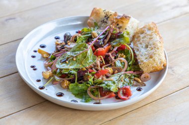 Et salatası, pastırma, yumurta, kızarmış ekmek, marul, salata sosu salata salatası salatanın arka planı kırsal alan manzarası