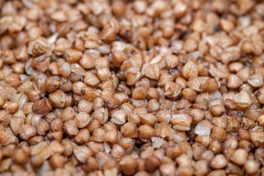 Lezzetli karabuğday lapası tabağı. Ahşap zemin üzerinde seramik kapta kaynamış karabuğday lapası..