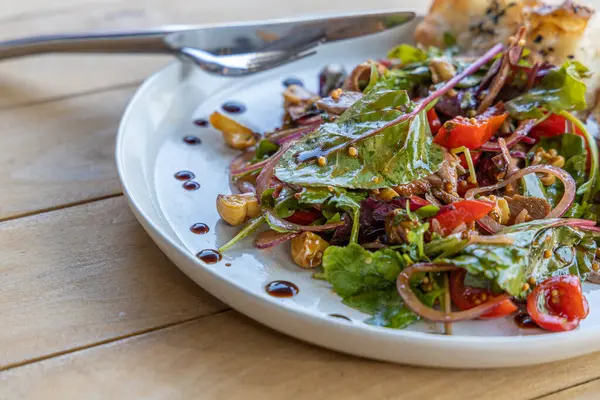 Et salatası, pastırma, yumurta, kızarmış ekmek, marul, salata sosu salata salatası salatanın arka planı kırsal alan manzarası