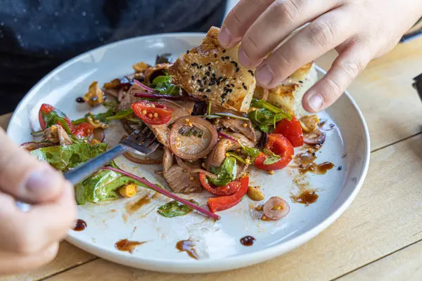 Et salatası, pastırma, yumurta, kızarmış ekmek, marul, salata sosu salata salatası salatanın arka planı kırsal alan manzarası