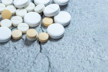 Çeşitli ilaçlar ve uyuşturucular. Tıp ve sağlık konsepti. İlaç ve uyuşturucunun çeşitliliği. Tıp ve sağlık konsepti. Reçete ve tedavi için çeşitli hastalıklar, kimya