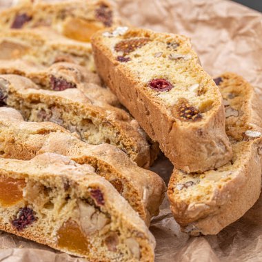 İtalyan bademli bisküvileri kırsal bir evde yapılmış çömlek kasesinde. Badem ve yaban mersiniyle süslenmiş bu iki kez pişirilmiş ikramlar aromatik ve davetkar. İdeal.