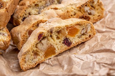 İtalyan bademli bisküvileri kırsal bir evde yapılmış çömlek kasesinde. Badem ve yaban mersiniyle süslenmiş bu iki kez pişirilmiş ikramlar aromatik ve davetkar. İdeal.