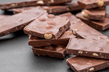 Dondurmalı çikolatalı kek ve Dark Light çikolatalı kek, ahşap arka planda ev yapımı lezzetli çikolatalı kek.