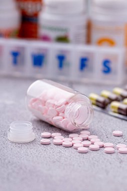 Çeşitli ilaçlar ve uyuşturucular. Tıp ve sağlık konsepti. İlaç ve uyuşturucunun çeşitliliği. Tıp ve sağlık konsepti. Reçete ve tedavi için çeşitli hastalıklar, kimya