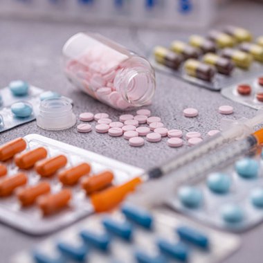 Çeşitli ilaçlar ve uyuşturucular. Tıp ve sağlık konsepti. İlaç ve uyuşturucunun çeşitliliği. Tıp ve sağlık konsepti. Reçete ve tedavi için çeşitli hastalıklar, kimya
