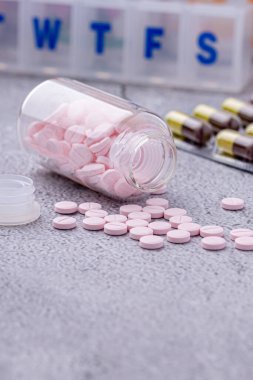 Çeşitli ilaçlar ve uyuşturucular. Tıp ve sağlık konsepti. İlaç ve uyuşturucunun çeşitliliği. Tıp ve sağlık konsepti. Reçete ve tedavi için çeşitli hastalıklar, kimya