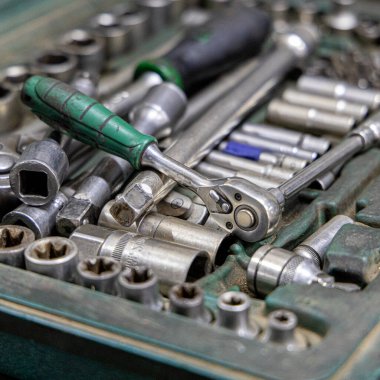 Her erkeğin garajındaki farklı araçların ve parçaların yakın çekim fotoğrafları. Otomatik kontrol ve araba servisi konsepti. Farklı araçlar, özellikle anahtarlar..