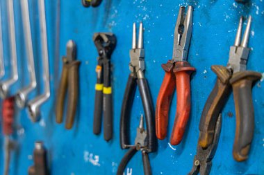 Her erkeğin garajındaki farklı araçların ve parçaların yakın çekim fotoğrafları. Otomatik kontrol ve araba servisi konsepti. Farklı araçlar, özellikle anahtarlar..