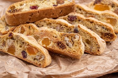 İtalyan bademli bisküvileri kırsal bir evde yapılmış çömlek kasesinde. Badem ve yaban mersiniyle süslenmiş bu iki kez pişirilmiş ikramlar aromatik ve davetkar. İdeal.