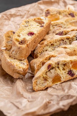 İtalyan bademli bisküvileri kırsal bir evde yapılmış çömlek kasesinde. Badem ve yaban mersiniyle süslenmiş bu iki kez pişirilmiş ikramlar aromatik ve davetkar. İdeal.