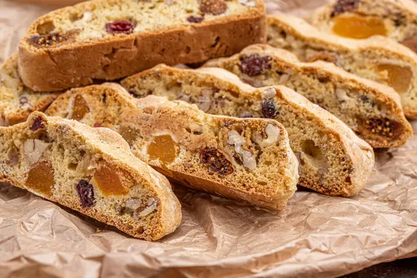 İtalyan bademli bisküvileri kırsal bir evde yapılmış çömlek kasesinde. Badem ve yaban mersiniyle süslenmiş bu iki kez pişirilmiş ikramlar aromatik ve davetkar. İdeal.