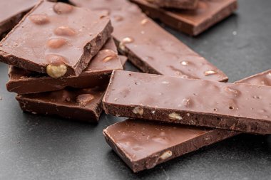 Dondurmalı çikolatalı kek ve Dark Light çikolatalı kek, ahşap arka planda ev yapımı lezzetli çikolatalı kek.