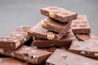 Dondurmalı çikolatalı kek ve Dark Light çikolatalı kek, ahşap arka planda ev yapımı lezzetli çikolatalı kek.