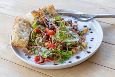 Et salatası, pastırma, yumurta, kızarmış ekmek, marul, salata sosu salata salatası salatanın arka planı kırsal alan manzarası