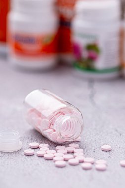 Çeşitli ilaçlar ve uyuşturucular. Tıp ve sağlık konsepti. İlaç ve uyuşturucunun çeşitliliği. Tıp ve sağlık konsepti. Reçete ve tedavi için çeşitli hastalıklar, kimya