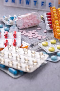 Çeşitli ilaçlar ve uyuşturucular. Tıp ve sağlık konsepti. İlaç ve uyuşturucunun çeşitliliği. Tıp ve sağlık konsepti. Reçete ve tedavi için çeşitli hastalıklar, kimya