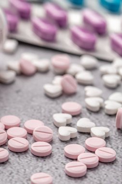 Çeşitli ilaçlar ve uyuşturucular. Tıp ve sağlık konsepti. İlaç ve uyuşturucunun çeşitliliği. Tıp ve sağlık konsepti. Reçete ve tedavi için çeşitli hastalıklar, kimya