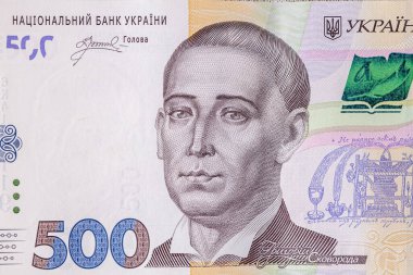 500 Hryvnia, Ukrayna banknotu. Parça. Portre Grigory Skovoroda, filozof, şair ve öğretmen. Yakın plan. Ukrayna banknotu 500 Hryvnia ve Grigoriy Skovoroda 'nın portresi. Ukrayna 'nın kağıt parası.