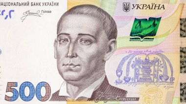 500 Hryvnia, Ukrayna banknotu. Parça. Portre Grigory Skovoroda, filozof, şair ve öğretmen. Yakın plan. Ukrayna banknotu 500 Hryvnia ve Grigoriy Skovoroda 'nın portresi. Ukrayna 'nın kağıt parası.