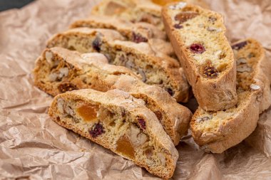 İtalyan bademli bisküvileri kırsal bir evde yapılmış çömlek kasesinde. Badem ve yaban mersiniyle süslenmiş bu iki kez pişirilmiş ikramlar aromatik ve davetkar. İdeal.