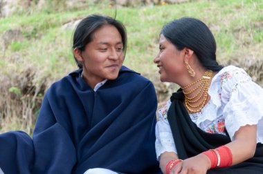 Yerel köylerinde birbirine aşık yerli çiftlerin yakın çekimi.