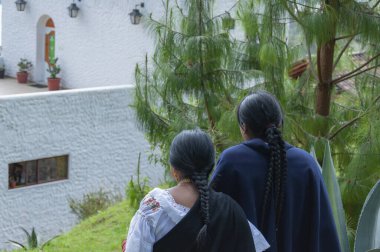 Otavalo 'nun yerli örgüleri ufka bakıyor.