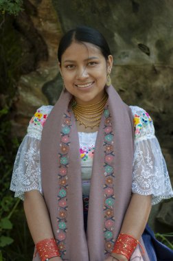 Geleneksel elbiseli ve nakışlı atkısı olan güzel yerli kız.