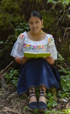 Doğada okuyan yerli bir kadın.