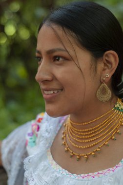 Doğayla iç içe yaşayan göz alıcı yerli kadın.