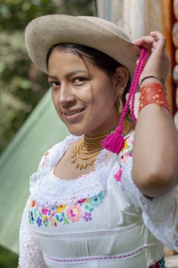 Sundurmasındaki Yerli Bir Kadının Otantik Güzelliği