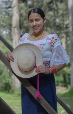 Gelenek ve modernlik yerli bir kızın orman evinde bir arada bulunur.