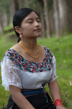 Ormanın kutsal bir yerinde meditasyon yapan yerli bir kadın. Yüksek kalite fotoğraf