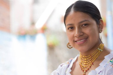 Amazon 'daki ekvatordan kopyalanmış kameraya bakıyor ve etnik kültüründen gelen küpelerle gülümsüyor. Yüksek kalite fotoğraf